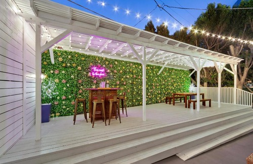 Studio City Cama Y Desayuno | Universal Studios Villa with Pool & Guesthouse