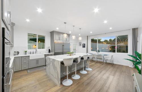 Studio City Cama Y Desayuno | Universal Studios Villa with Pool & Guesthouse