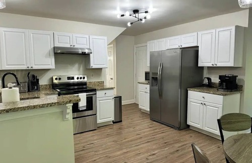 Davis Lake - Eastfield Casa | University City 4BR Retreat: Style & Space for 10