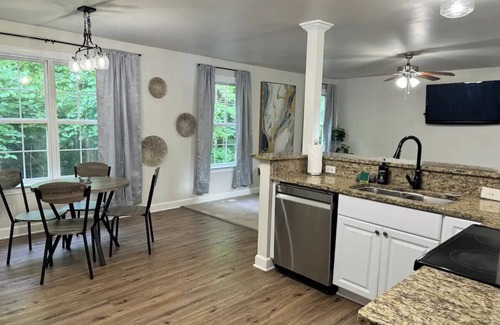 Davis Lake - Eastfield Casa | University City 4BR Retreat: Style & Space for 10