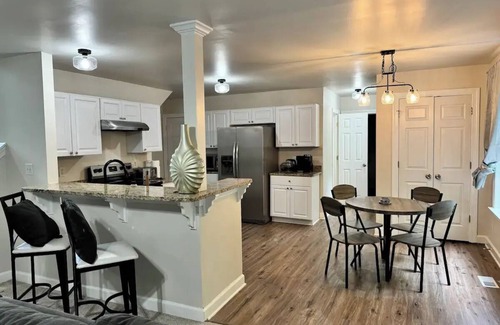 Davis Lake - Eastfield Casa | University City 4BR Retreat: Style & Space for 10