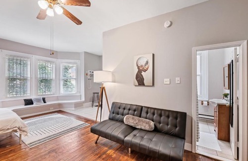 Spruce Hill Apartamento | University City, Chic Studio Apartment by A.C.T.