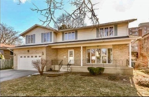 Guelph Casa | University of Guelph-2km nDetached home on a private cul de sac, 2500 sq ft.