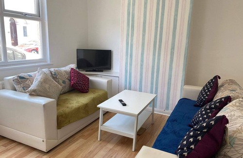 Northampton Casa | University, Train Station, Buses, Restaurant's, Hospitals, Town Centre , Museum