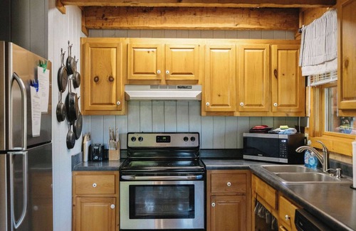 Sevierville Cabina | Unmatched Family Retreat I Pickleball I Basketball I Arcade I Playroom I Bar