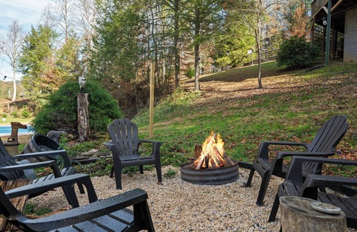 Sevierville Cabina | Unmatched Family Retreat I Pickleball I Basketball I Arcade I Playroom I Bar