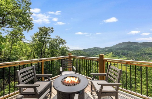 Wears Valley Cabina | Unobstructed Mountain Views | Heated Indoor Pool