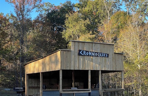 South Pittsburg Cabina | Unplug and hide from the world in this rustic South Pittsburg cabin