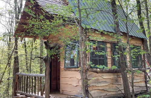 South Pittsburg Cabina | Unplug and hide from the world in this rustic South Pittsburg cabin