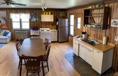 Gleason Cabina | Unplug from it all at a lovely 2-bedroom cabin nestled in the woods!