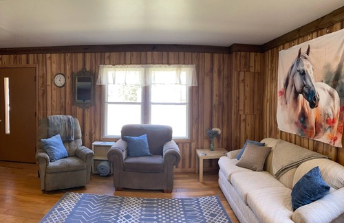 Gleason Cabina | Unplug from it all at a lovely 2-bedroom cabin nestled in the woods!