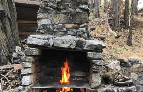 Alta Sierra Cabina | Unplugged Rustic Cabin in the Woods