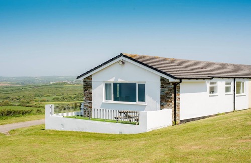 Widemouth Bay Casa | Unrestricted Sea Views! 3 bedroom cottage overlooking Widemouth Bay, Cornwall