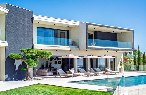 Chateauneuf-Grasse Casa | Unrivaled Modern Architect Luxury Villa. Just Moments from Cannes