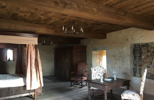 Montreuil-Bonnin Otro | Unusual medieval bed and breakfast