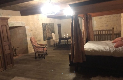 Montreuil-Bonnin Otro | Unusual medieval bed and breakfast
