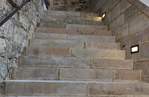 Montreuil-Bonnin Otro | Unusual medieval bed and breakfast