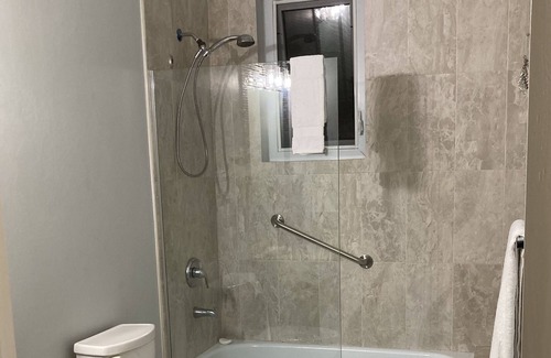 Barbican Apartamento | Unwind and de-stress at this private retreat in the heart of uptown Kingston.