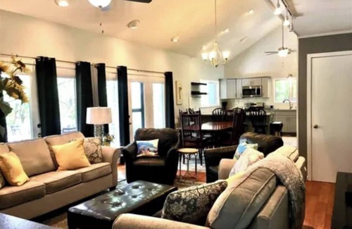 Treeloft Casa | Unwind at Bear Pause, located right at Wintergreen Resort.