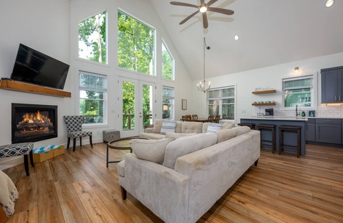 Robbinsville Casa | Unwind at Lakey McLakehouse on Lake Santeetlah