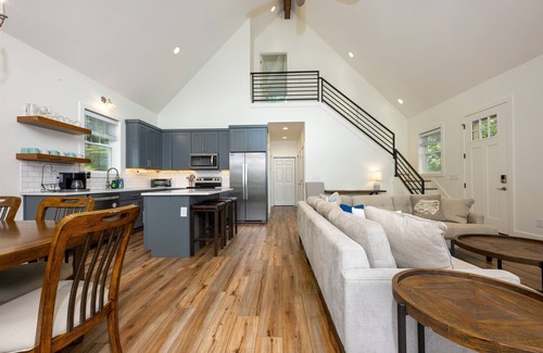 Robbinsville Casa | Unwind at Lakey McLakehouse on Lake Santeetlah