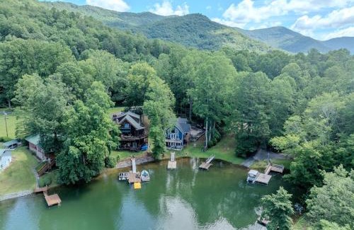 Robbinsville Casa | Unwind at Lakey McLakehouse on Lake Santeetlah
