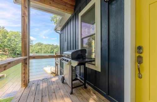 Robbinsville Casa | Unwind at Lakey McLakehouse on Lake Santeetlah