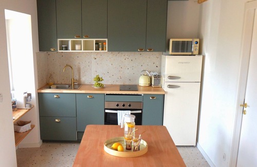 Maiorga Cabaña | Unwind at The Good View Retreat and Explore Portugal From its Heart
