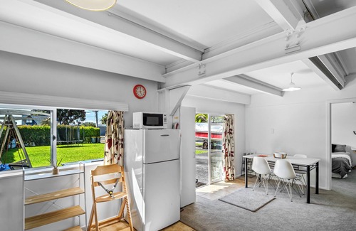 Tindalls Beach Cabaña | Unwind at Tindalls Bay - Whangaparaoa Apartment