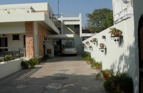 Adarsh Nagar Casa | Relájate en un lujoso bungalow