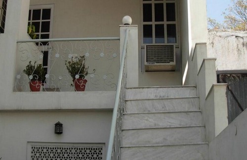 Adarsh Nagar Casa | Relájate en un lujoso bungalow