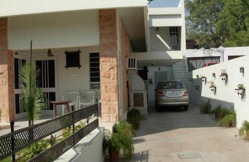 Adarsh Nagar Casa | Relájate en un lujoso bungalow