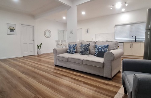 Southport Casa | Unwind in Comfort, A Perfect Getaway Awaits Centrally Located Near All Amenities