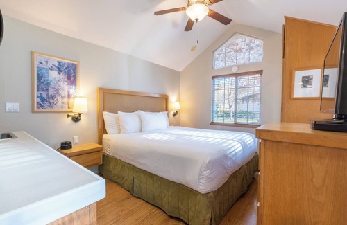Napa Hotel | Unwind in Napa's Beauty! 4 Spacious Units, Free Parking, Outdoor Swimming Pool!
