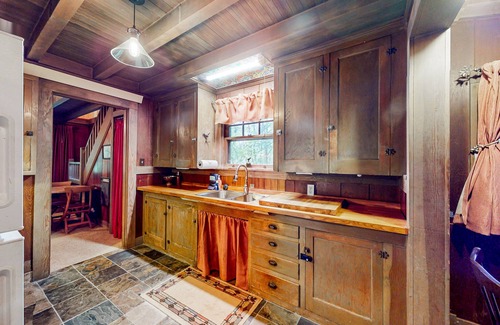 Marmot Apartamento | Unwind in nature's embrace at a 1925 cabin with hot tub & river views