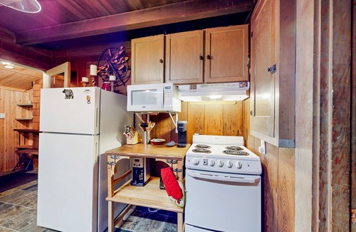 Marmot Apartamento | Unwind in nature's embrace at a 1925 cabin with hot tub & river views