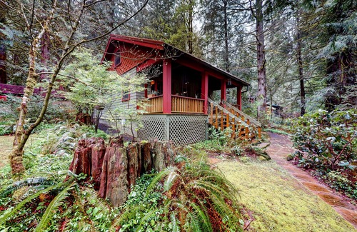 Marmot Apartamento | Unwind in nature's embrace at a 1925 cabin with hot tub & river views