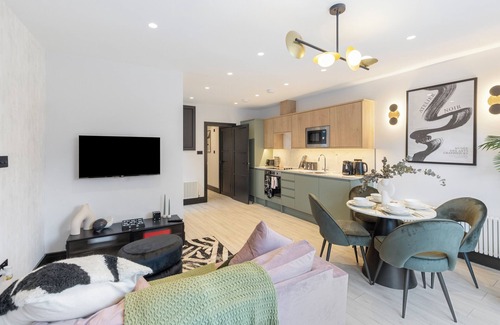 Tottenham Hale Apartamento | Unwind in Style: 2BR with Cozy Backyard for Groups