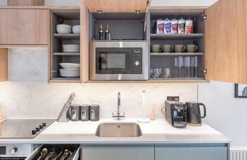Tottenham Hale Apartamento | Unwind in Style: 2BR with Cozy Backyard for Groups