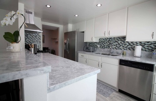 Woodland Hills Condominio | Unwind in Style, Modern, Secure & Centrally Located