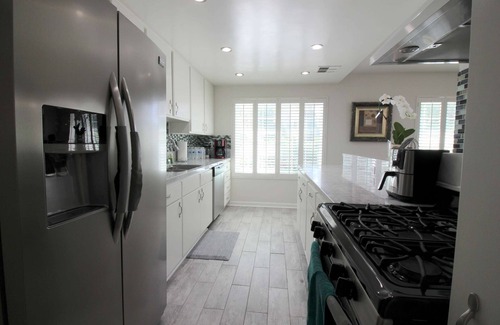 Woodland Hills Condominio | Unwind in Style, Modern, Secure & Centrally Located