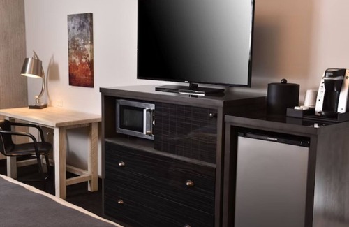 Broken Arrow Hotel | Unwind in Style: Spacious Suites & Relaxing Poolside Retreat | 4 Units