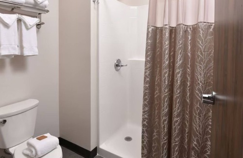 Broken Arrow Hotel | Unwind in Style: Spacious Suites & Relaxing Poolside Retreat | 4 Units