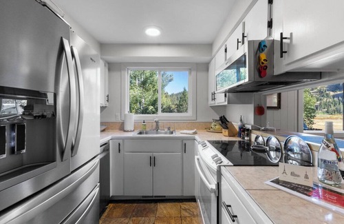 Olympic Valley Casa | Unwind in the ultimate mountain setting! And just nine minutes to the Lake!