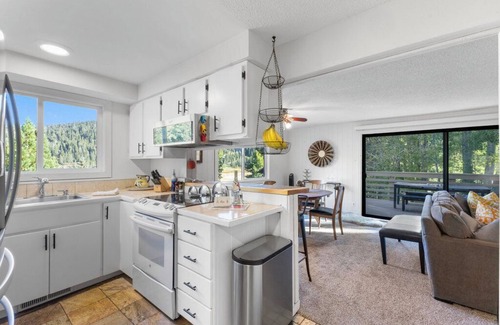 Olympic Valley Casa | Unwind in the ultimate mountain setting! And just nine minutes to the Lake!