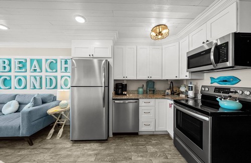 Panama City Beach Condominio | Unwind in this luxury waterfront retreat
