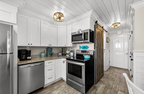 Panama City Beach Condominio | Unwind in this luxury waterfront retreat