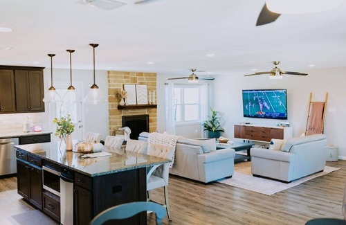 Keller Casa | Relax - Outdoor Living and Hot Tub, Shops and Restaurants Nearby