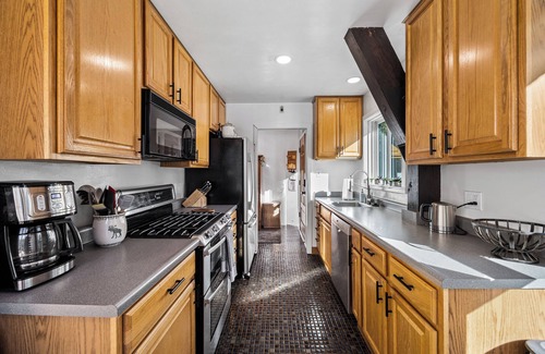 Olympic Valley Cabina | Mountain Views| Dog Friendly | Close to Golf, Stables, and Village | Sleeps 8
