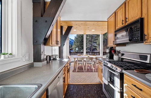 Olympic Valley Cabina | Mountain Views| Dog Friendly | Close to Golf, Stables, and Village | Sleeps 8